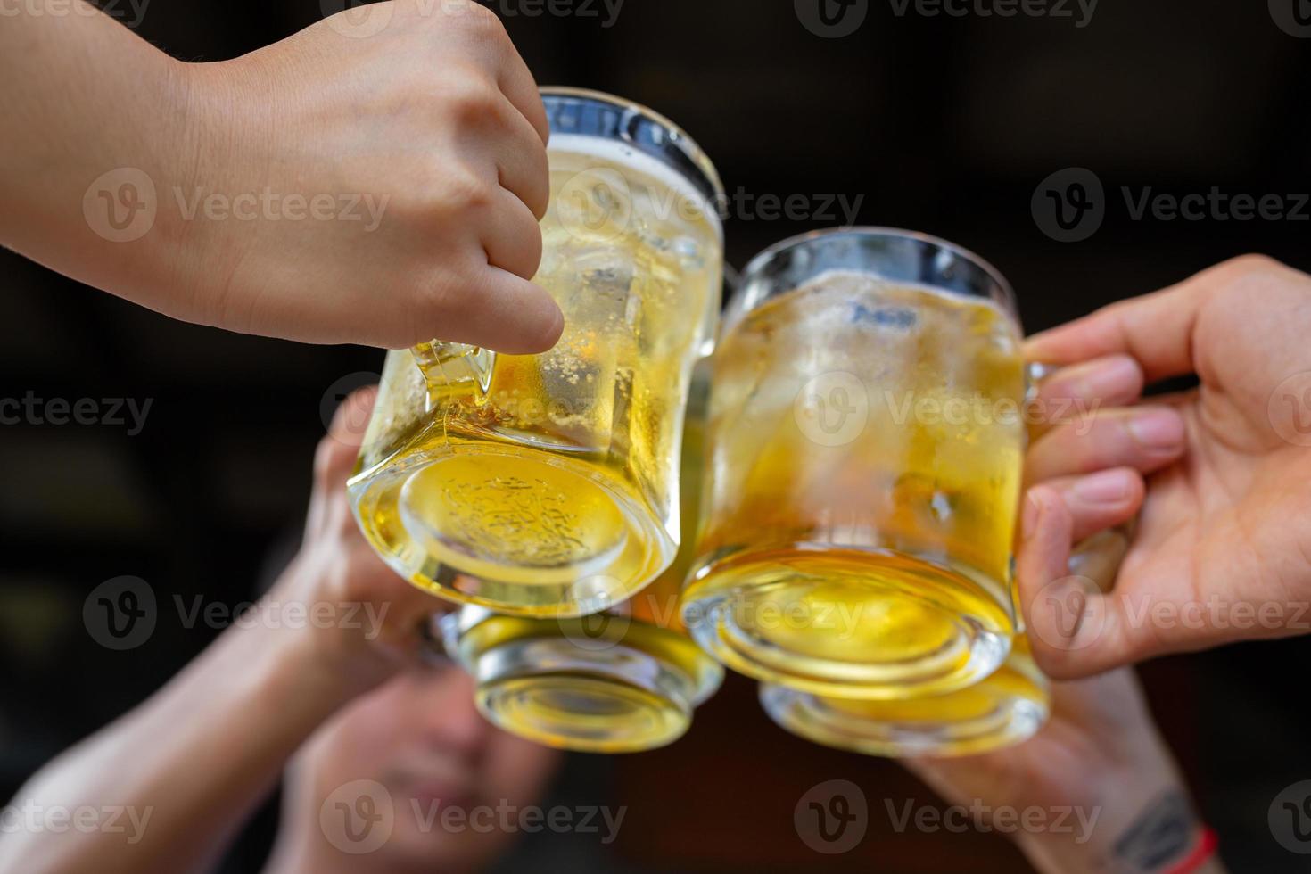 festa della birra con gli amici a casa, concetto di giornata internazionale della birra. foto