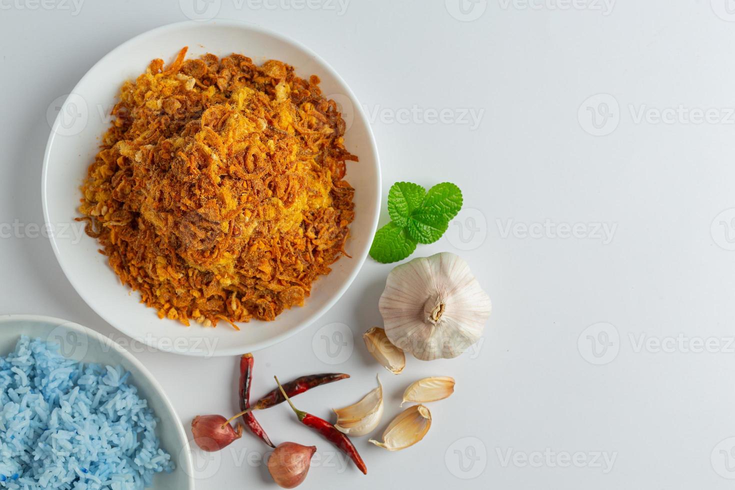 pasta di peperoncino di maiale croccante su un piatto con contorni foto