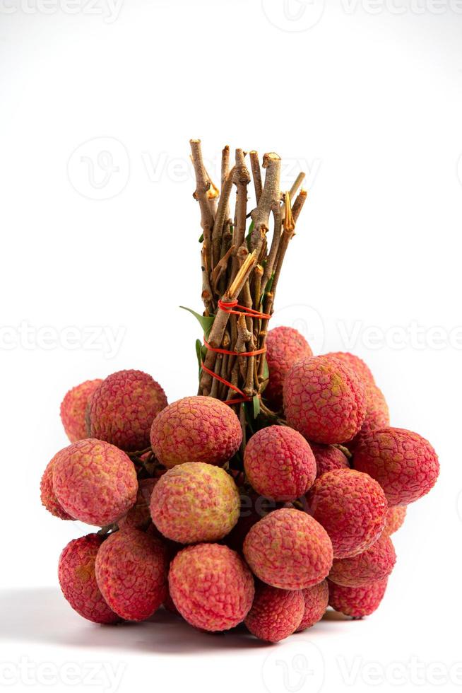 litchi maturi sono legati insieme su uno sfondo bianco. foto