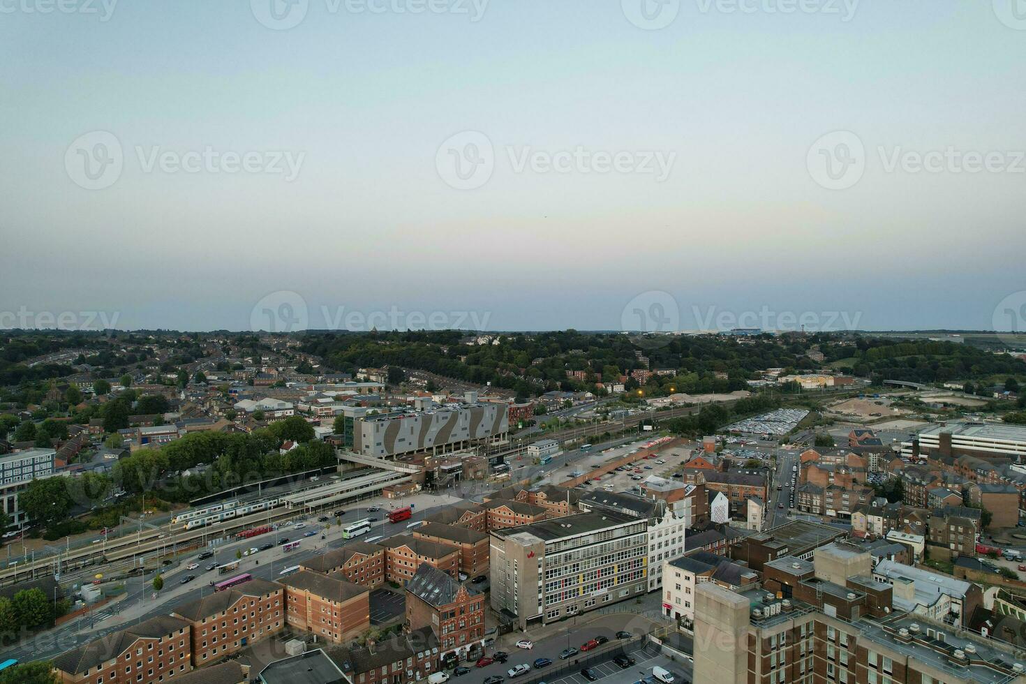 aereo Visualizza di centro edifici, strade e centrale luton città di Inghilterra UK a inizio di chiaro tempo metereologico notte di settembre 5°, 2023 foto