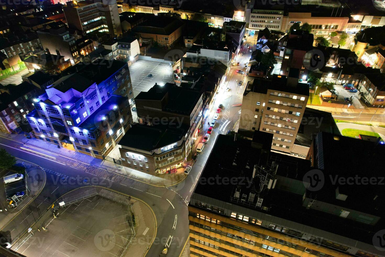 aereo Visualizza di illuminato centro edifici, strade e centrale luton città di Inghilterra UK a inizio di chiaro tempo metereologico notte di settembre 5°, 2023 foto