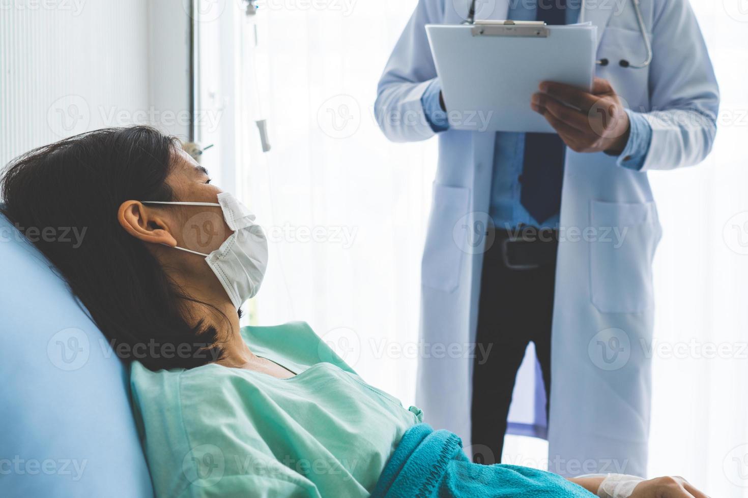 medico visita paziente che era malato nel reparto in ospedale. foto