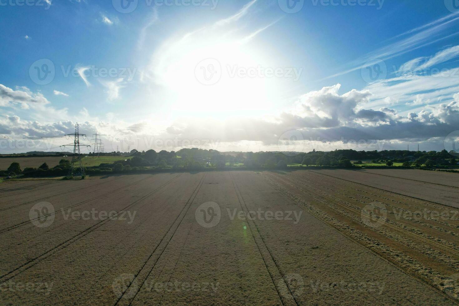 alto angolo panoramico paesaggio Visualizza di Britannico agricolo aziende agricole a campagna paesaggio di sharpenhoe battagli, luton città di Inghilterra UK. metraggio catturato su agosto 19, 2023 foto