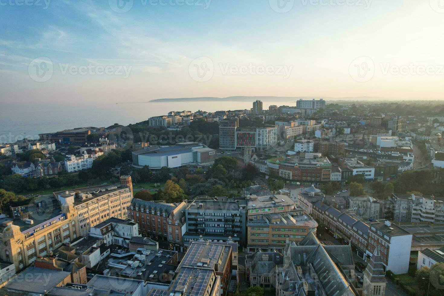 aereo Visualizza di Britannico turista attrazione di bournemouth spiaggia e mare Visualizza città di Inghilterra grande Gran Bretagna UK. Immagine catturato con di droni telecamera su settembre 9, 2023 durante tramonto foto