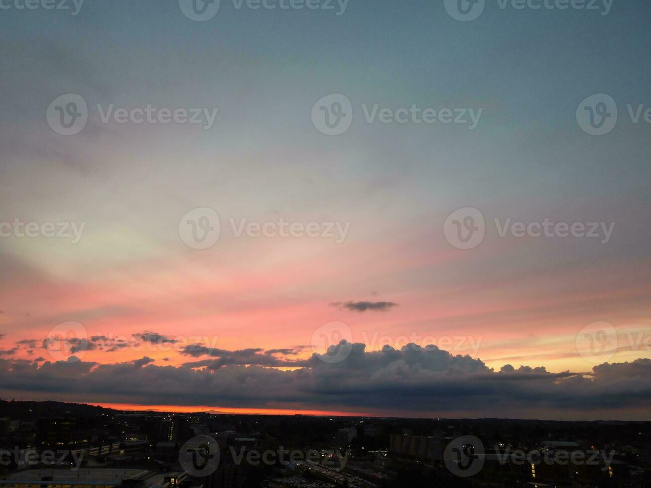 aereo Visualizza di illuminato luton città di Inghilterra UK dopo tramonto durante notte di estate. Immagine era catturato con di droni telecamera su sep 1°, 2023 foto