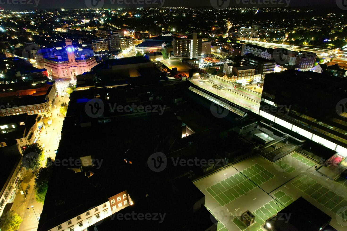 aereo Visualizza di illuminato centro edifici, strade e centrale luton città di Inghilterra UK a inizio di chiaro tempo metereologico notte di settembre 5°, 2023 foto