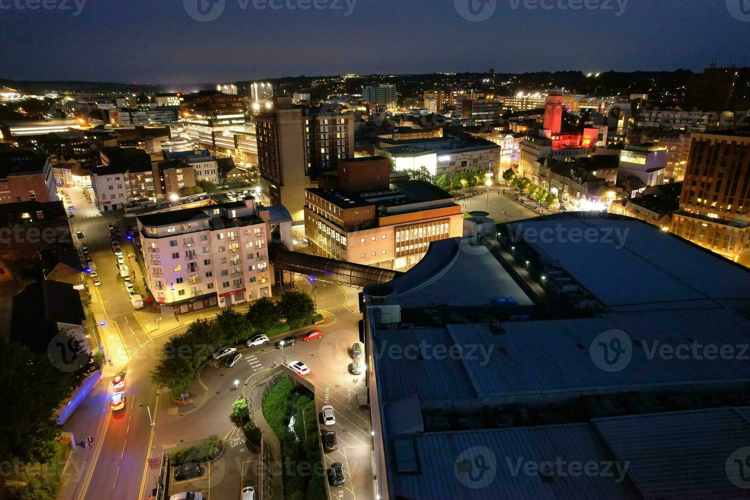 aereo Visualizza di illuminato centro edifici, strade e centrale luton città di Inghilterra UK a inizio di chiaro tempo metereologico notte di settembre 5°, 2023 foto