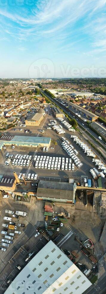 aereo Visualizza di Residenziale le case e industriale tenuta combinato a indugiare strada vicino farley colline luton città, Inghilterra UK. il alto angolo metraggio era catturato con di droni telecamera su settembre 7°, 2023 foto