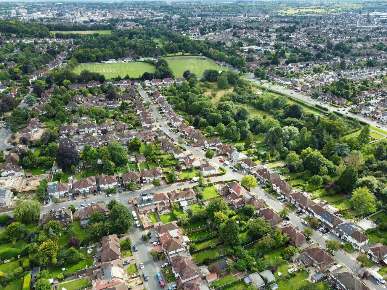 alto angolo metraggio di Residenziale vero tenuta le case a est di luton città di Inghilterra, grande Gran Bretagna. metraggio era catturato con di droni telecamera su agosto 15, 2023 durante tramonto volta. foto