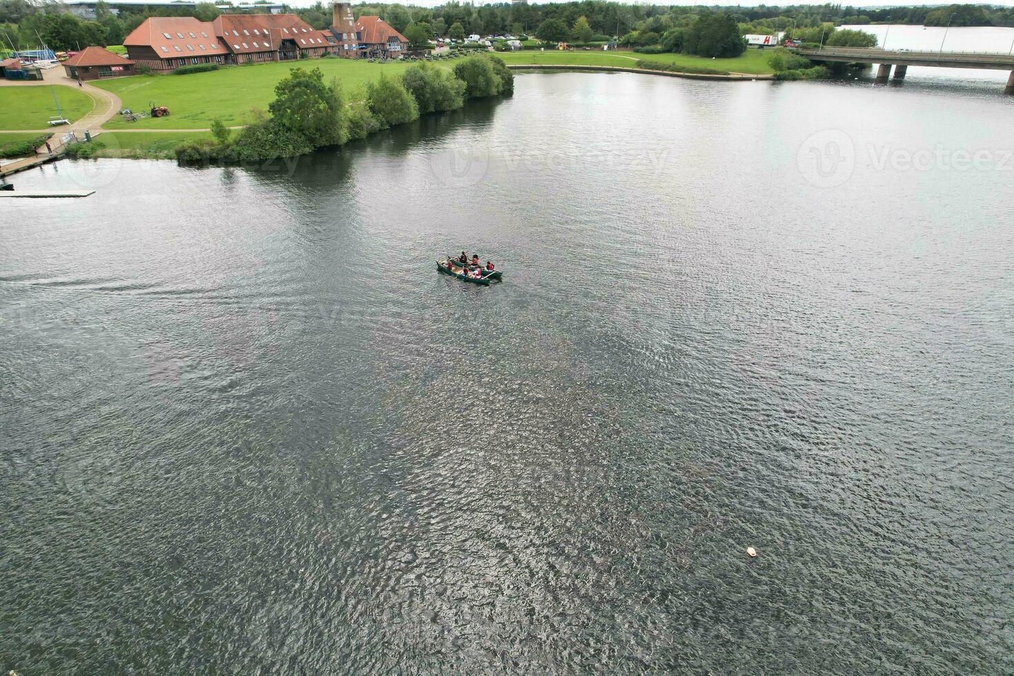 alto angolo metraggio di persone siamo canottaggio a caldecotte lago collocato a Milton keynes città di Inghilterra grande Gran Bretagna UK. il aereo paesaggio era catturato su agosto 21, 2023 con di droni telecamera foto