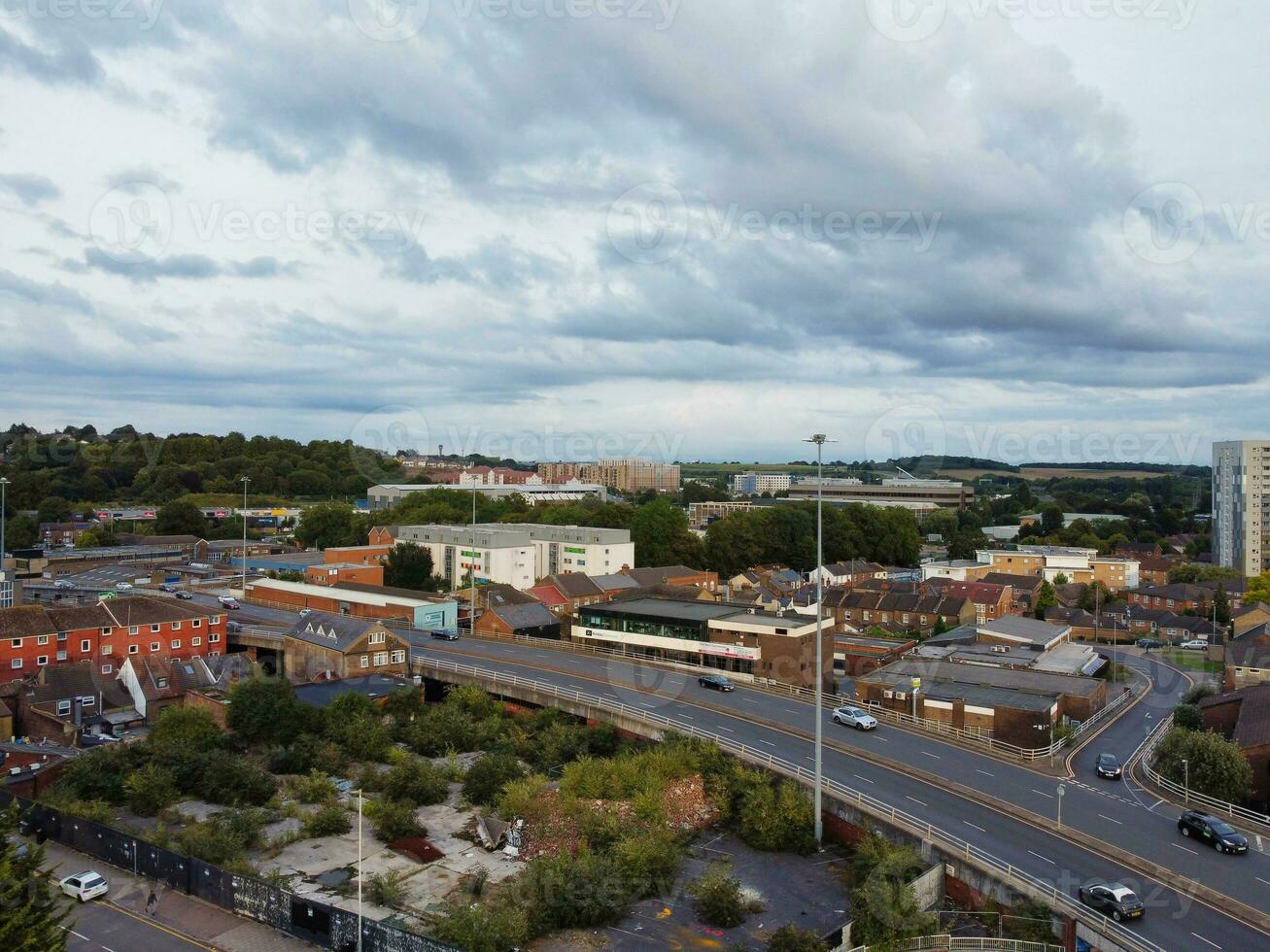 alto angolo Visualizza di Sud est centro e centrale luton città e commerciale quartiere durante tramonto. il Immagine era catturato con di droni telecamera su settembre 1°, 2023 foto