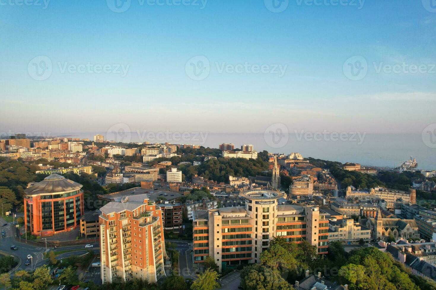 aereo Visualizza di Britannico turista attrazione di bournemouth spiaggia e mare Visualizza città di Inghilterra grande Gran Bretagna UK. Immagine catturato con di droni telecamera su settembre 9, 2023 durante tramonto foto