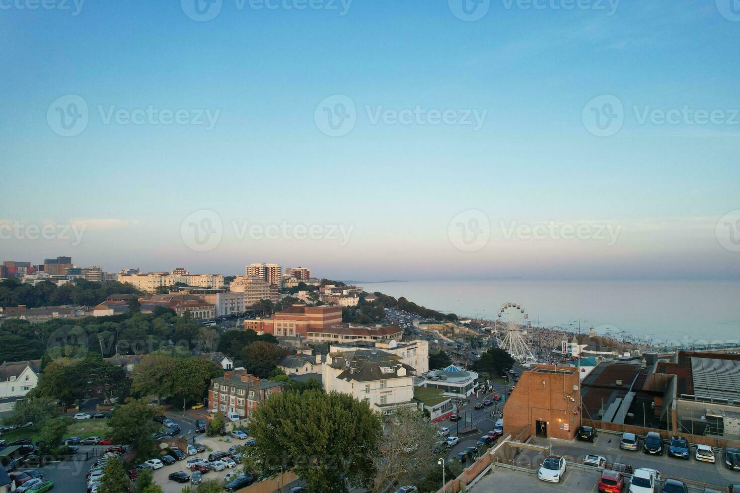 aereo Visualizza di Britannico turista attrazione di bournemouth spiaggia e mare Visualizza città di Inghilterra grande Gran Bretagna UK. Immagine catturato con di droni telecamera su settembre 9, 2023 durante tramonto foto