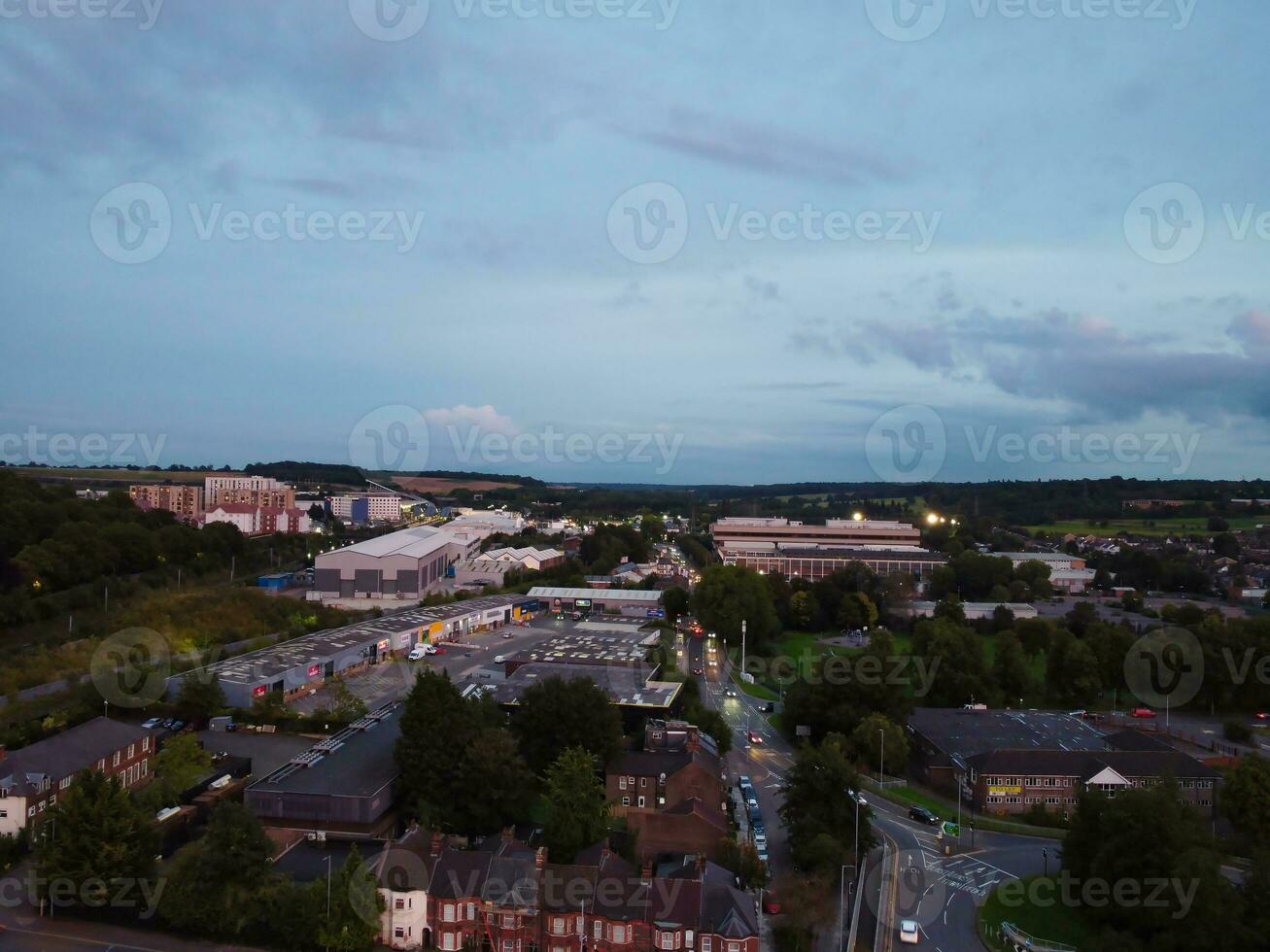 aereo Visualizza di illuminato luton città di Inghilterra UK dopo tramonto durante notte di estate. Immagine era catturato con di droni telecamera su sep 1°, 2023 foto