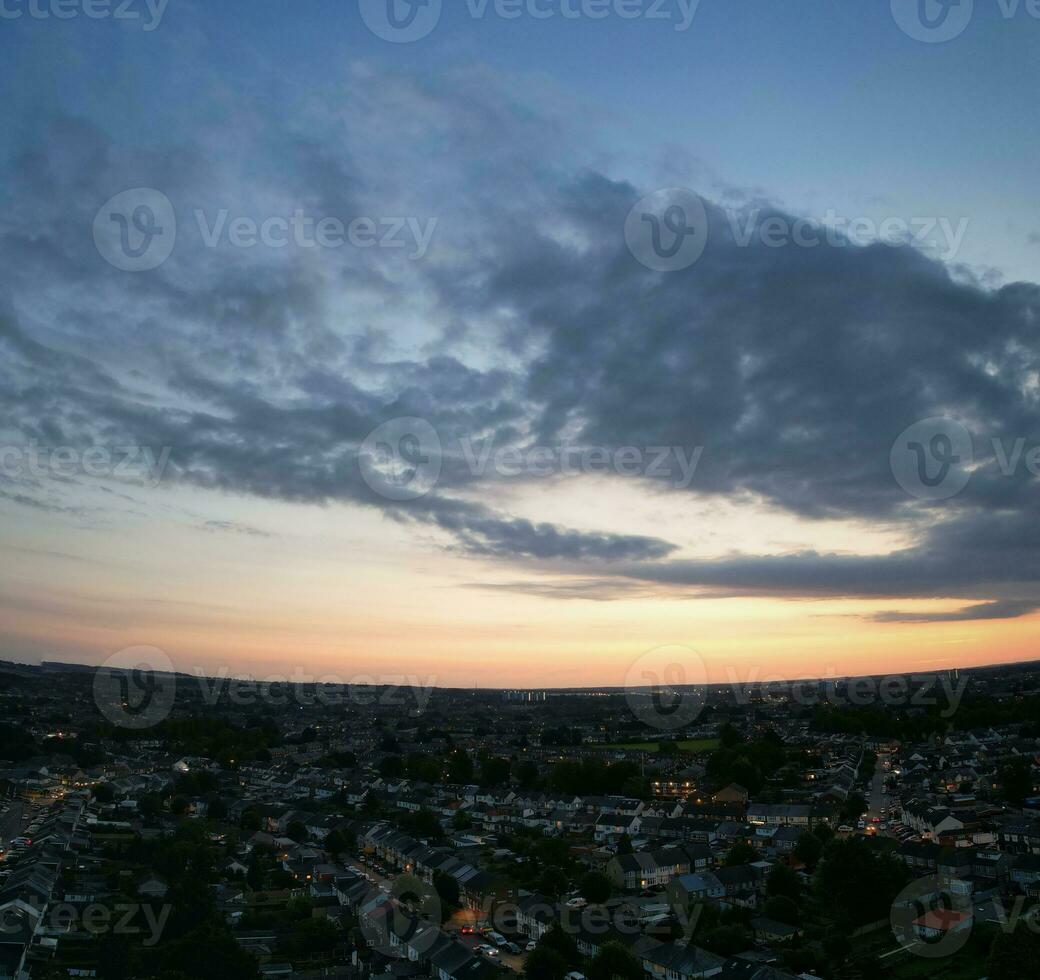 maggior parte bellissimo Visualizza di cielo e drammatico nuvole al di sopra di luton città di Inghilterra UK durante tramonto. foto