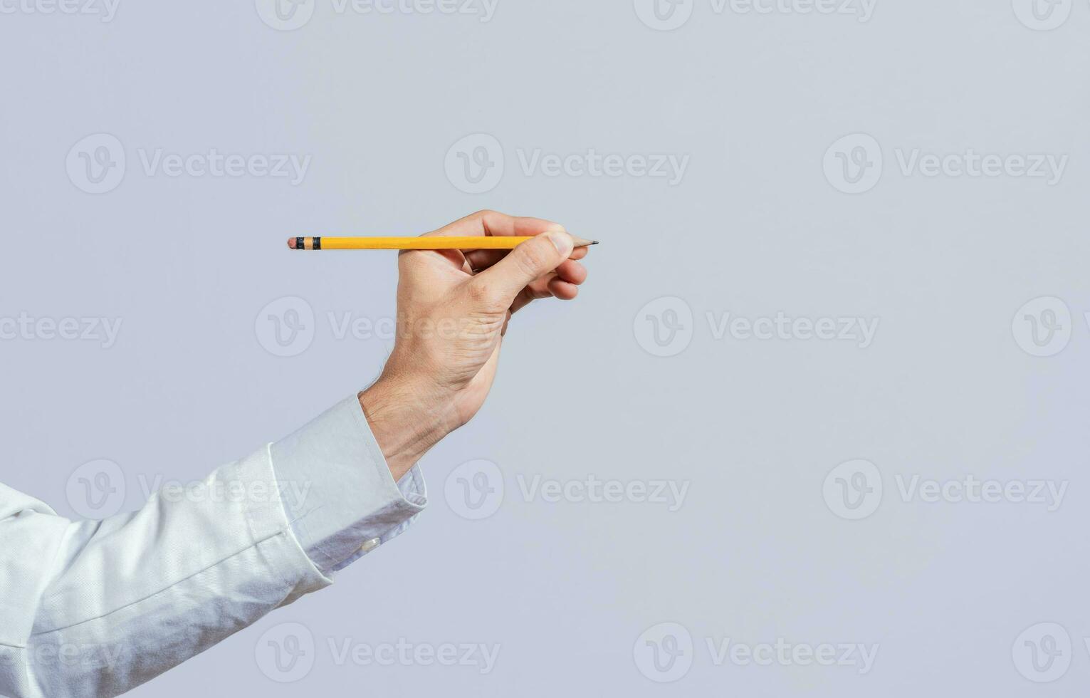 maschio mano Tenere un' matita su un' vuoto. uomo dita Tenere un' matita con vuoto spazio. persona mani Tenere un' matita su un' spazio per testo, mano con un' matita puntamento a un' vuoto spazio foto