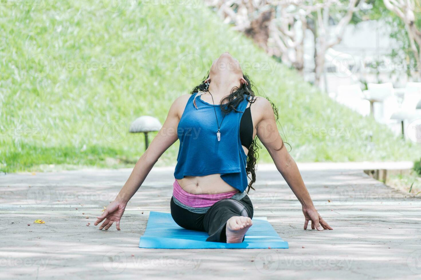 ragazza seduta fare Diviso meditazione yoga all'aperto, donna fare lato Diviso yoga all'aperto, giovane donna fare lato Diviso yoga foto