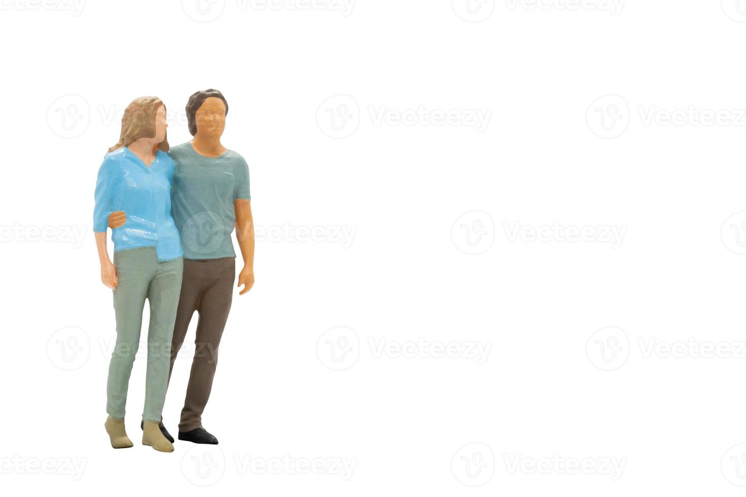 coppia di persone in miniatura in piedi insieme su sfondo bianco foto