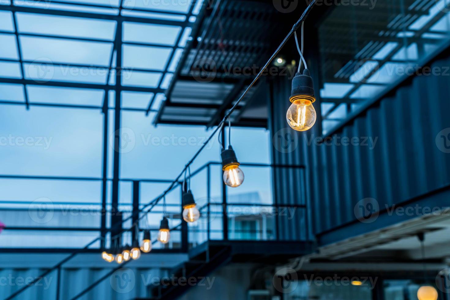 bellissimo arredamento con lampada a luce incandescente foto