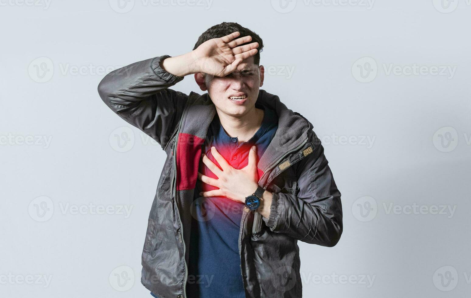 uomo con cuore dolore su isolato sfondo, uomo con il petto dolore, su isolato sfondo, tachicardia foto