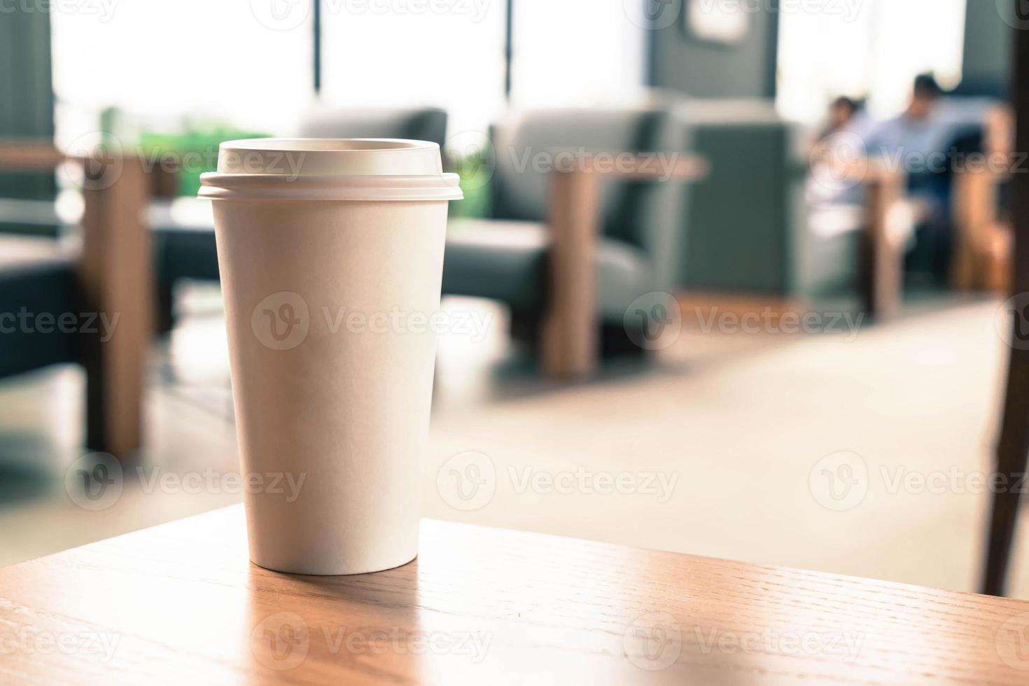 tazza di caffè caldo nella caffetteria foto