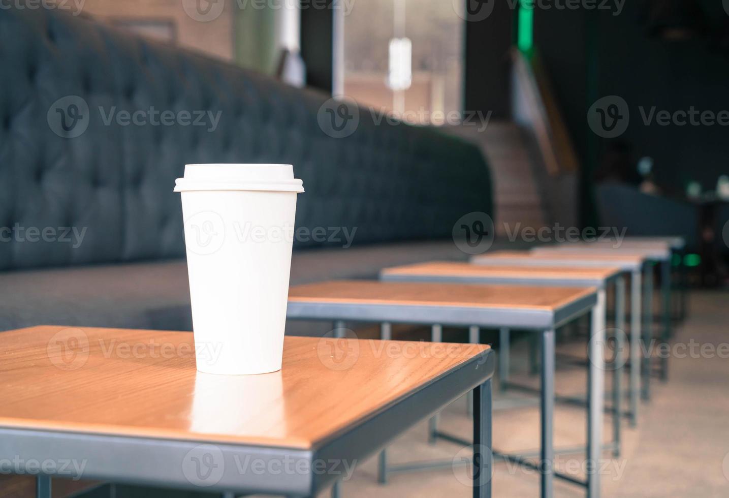 tazza di caffè caldo nella caffetteria foto