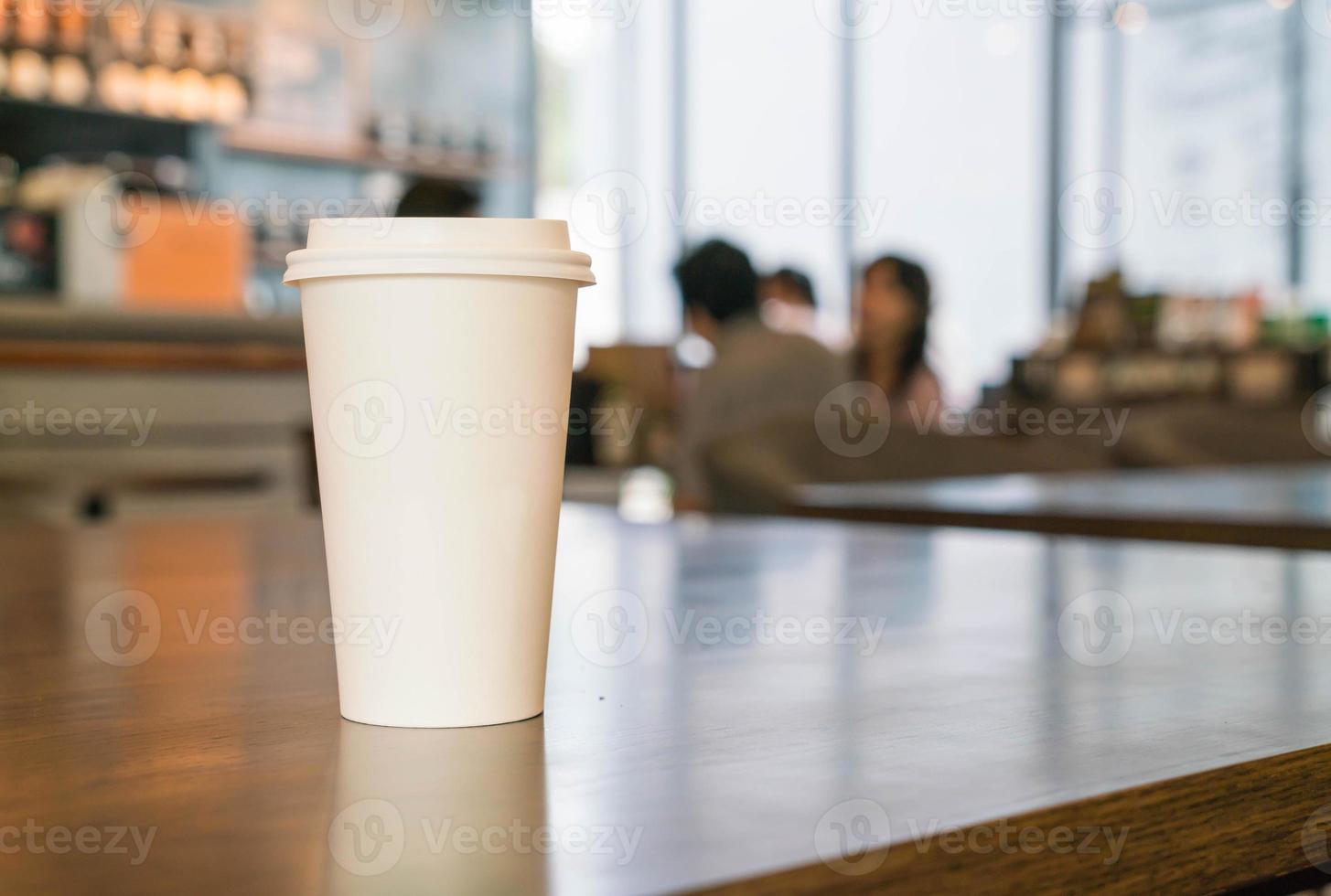 tazza di caffè caldo nella caffetteria foto