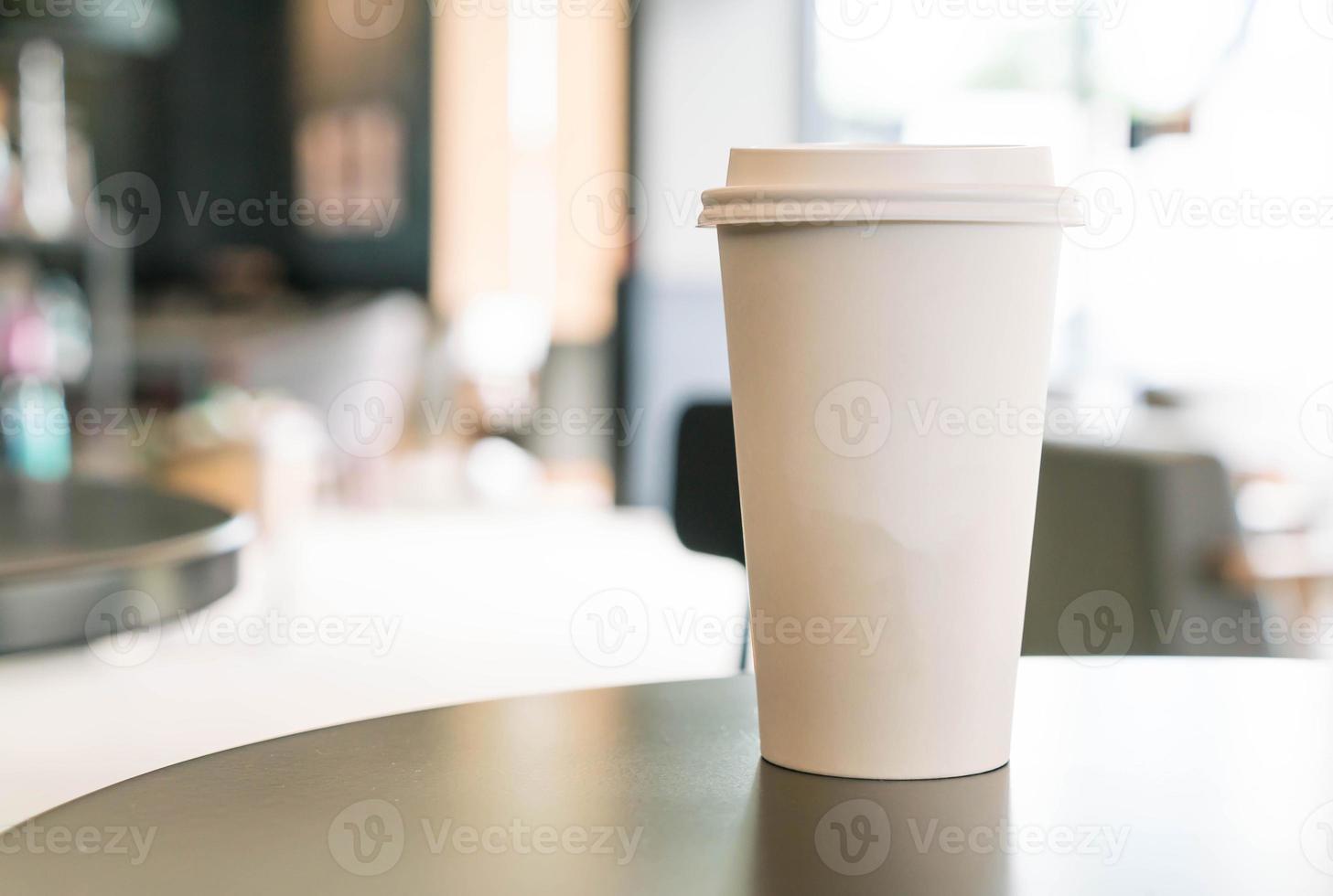 tazza di caffè caldo nella caffetteria foto