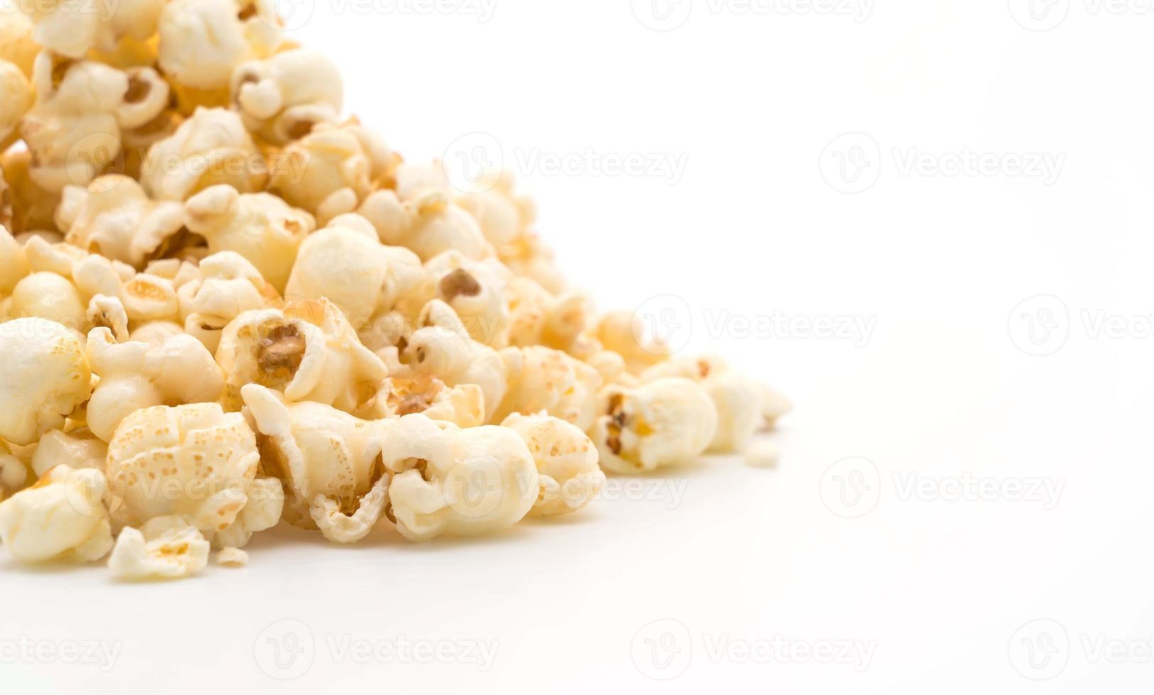 popcorn al caramello su sfondo bianco foto