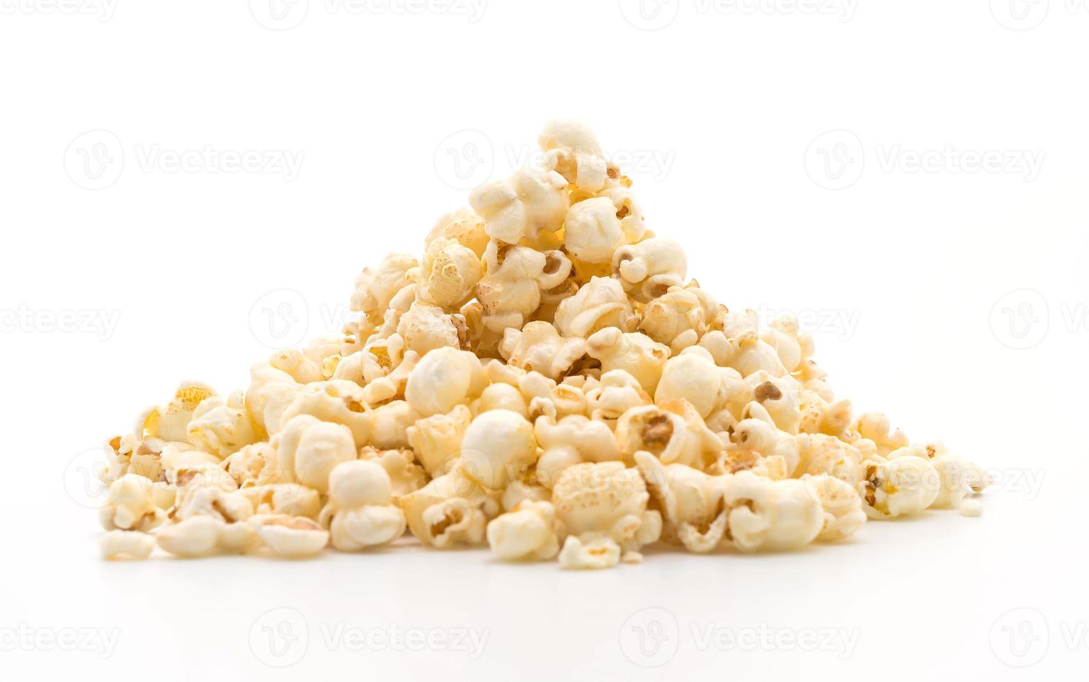 popcorn al caramello su sfondo bianco foto