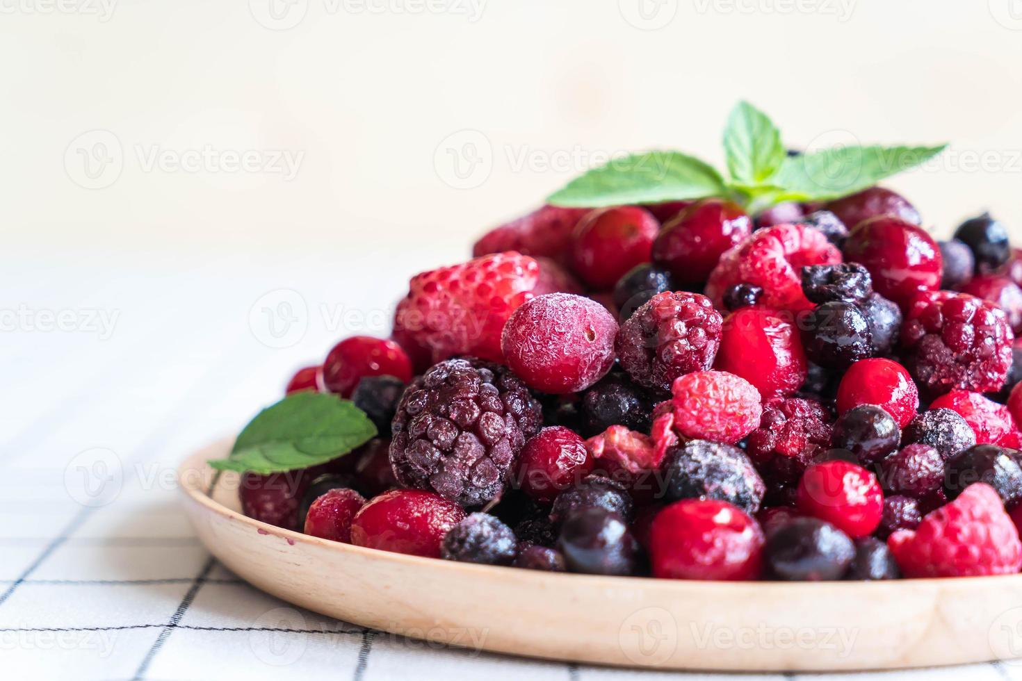 frutti di bosco surgelati in tavola foto