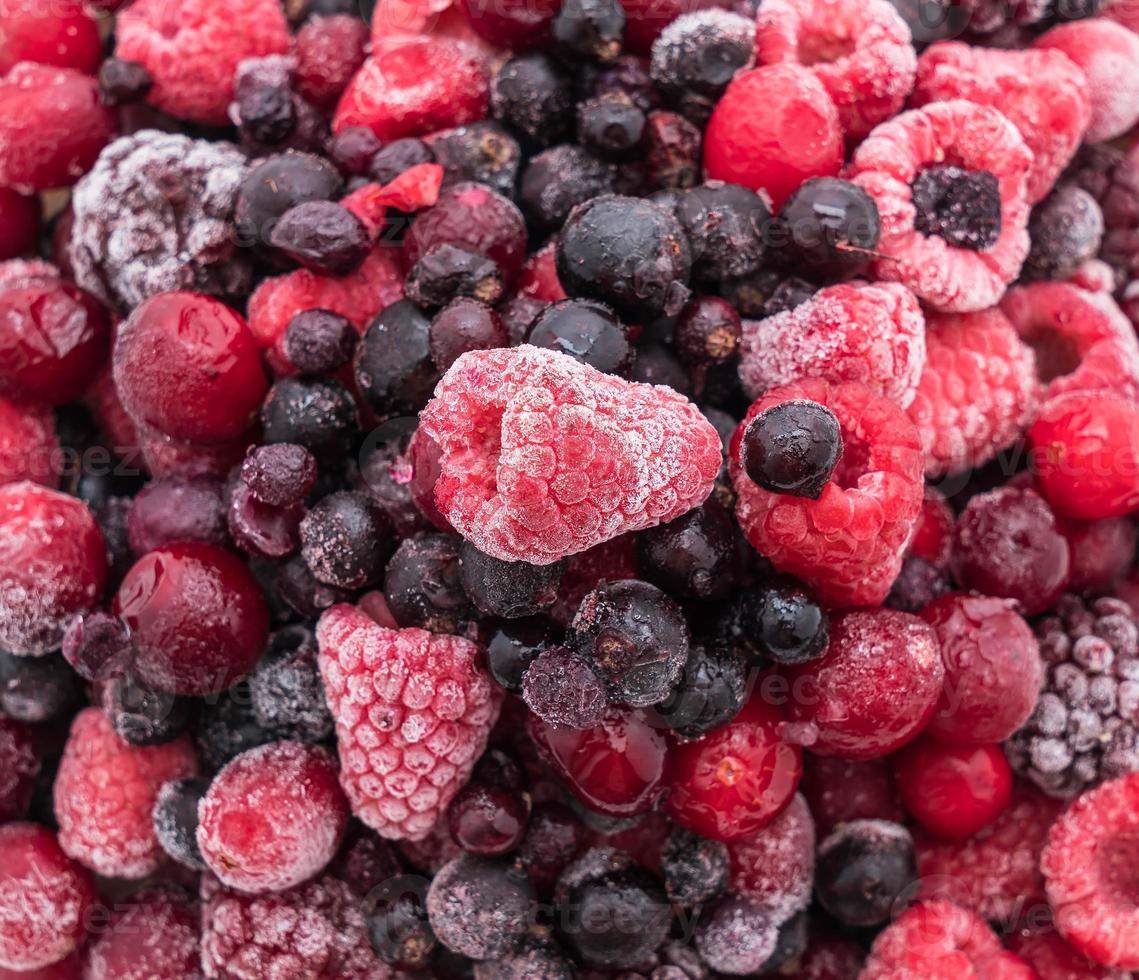 frutti di bosco surgelati in tavola foto