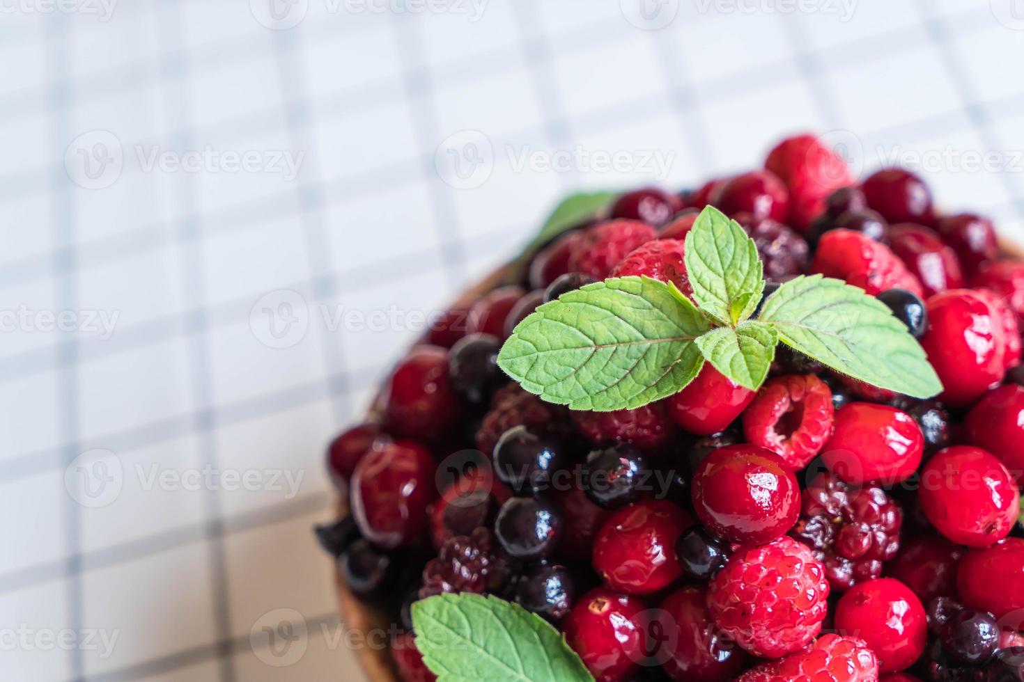 frutti di bosco surgelati in tavola foto