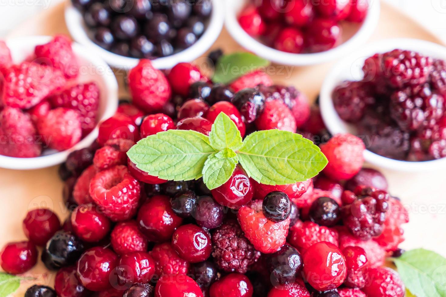 frutti di bosco surgelati in tavola foto