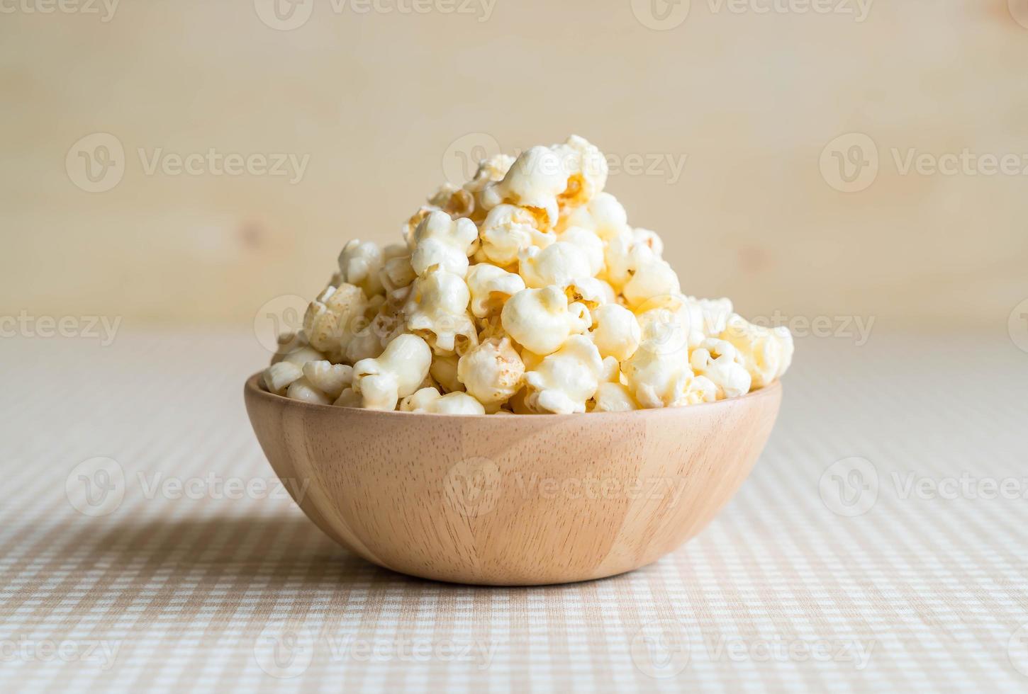 popcorn al caramello in ciotola sul tavolo foto