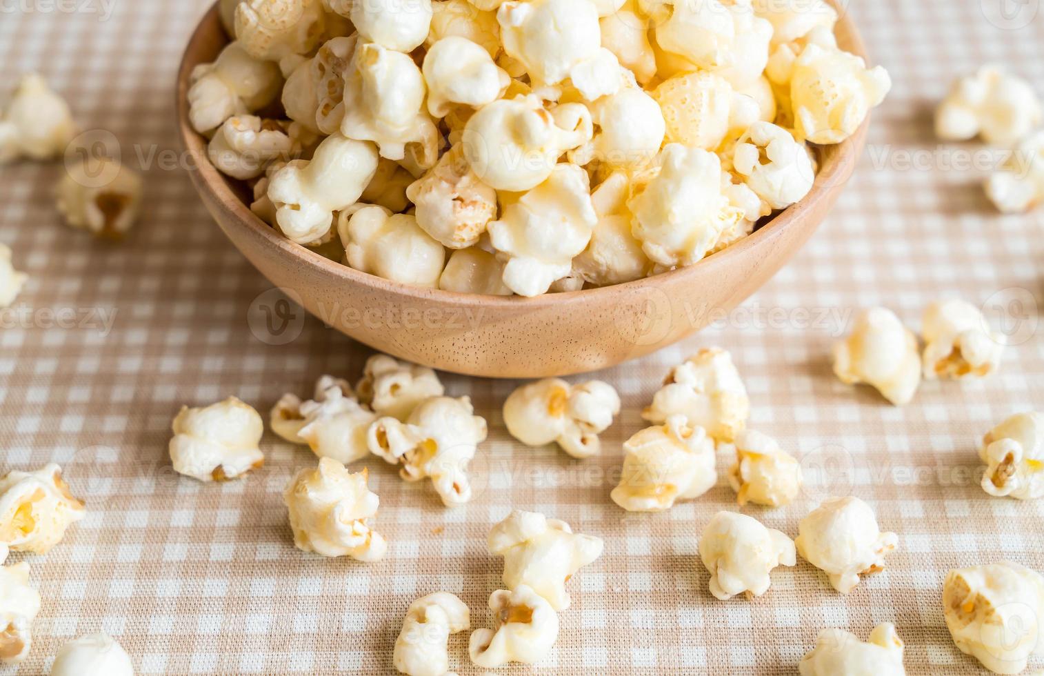 popcorn al caramello in ciotola sul tavolo foto