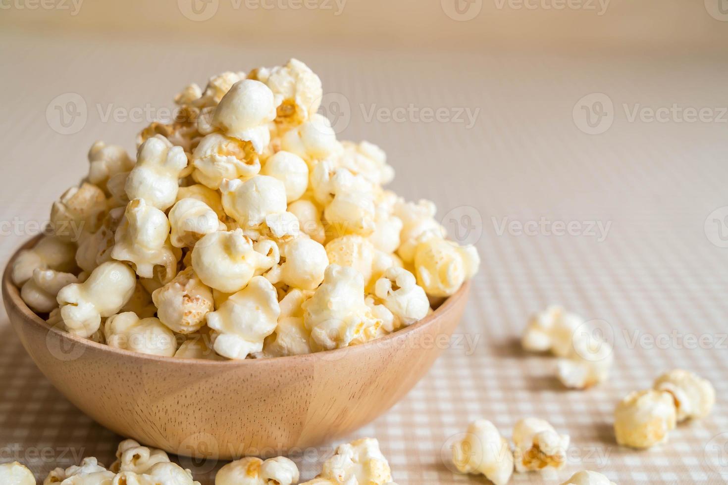 popcorn al caramello in ciotola sul tavolo foto