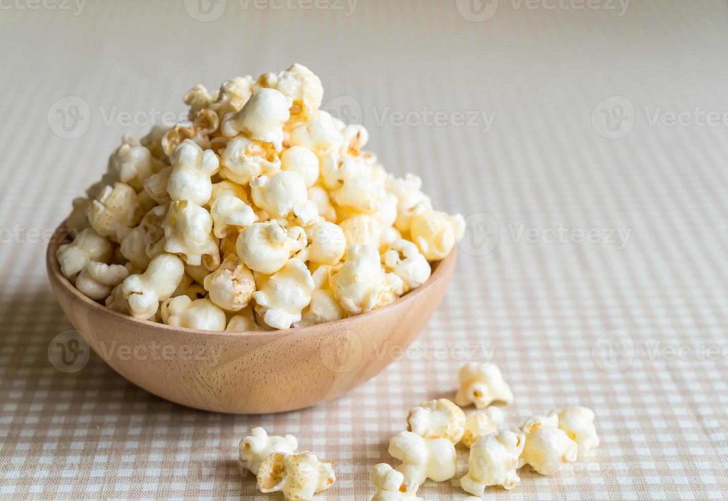 popcorn al caramello in ciotola sul tavolo foto