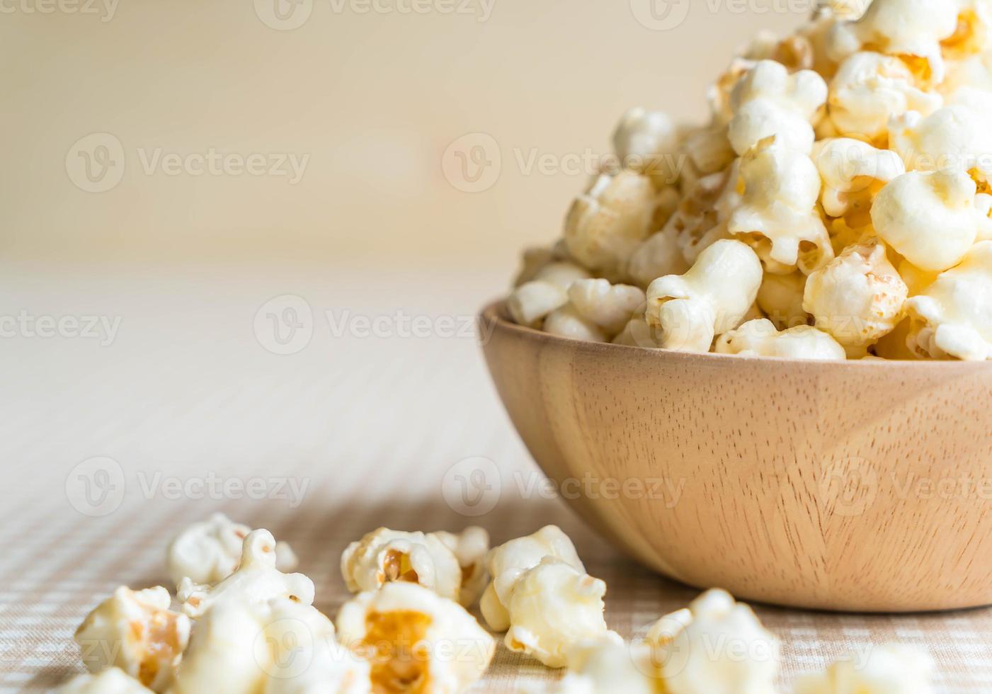 popcorn al caramello in ciotola sul tavolo foto