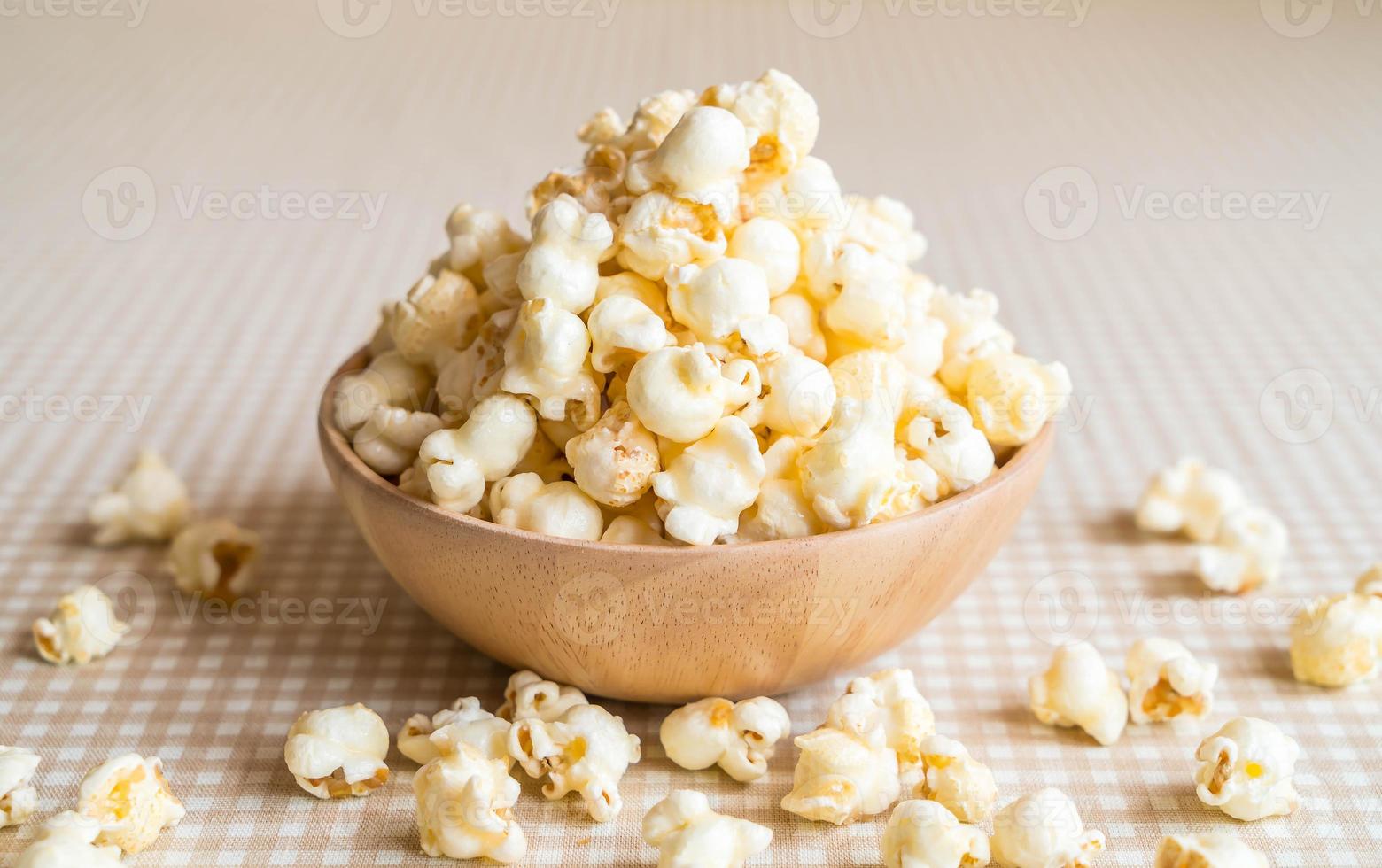 popcorn al caramello in ciotola sul tavolo foto