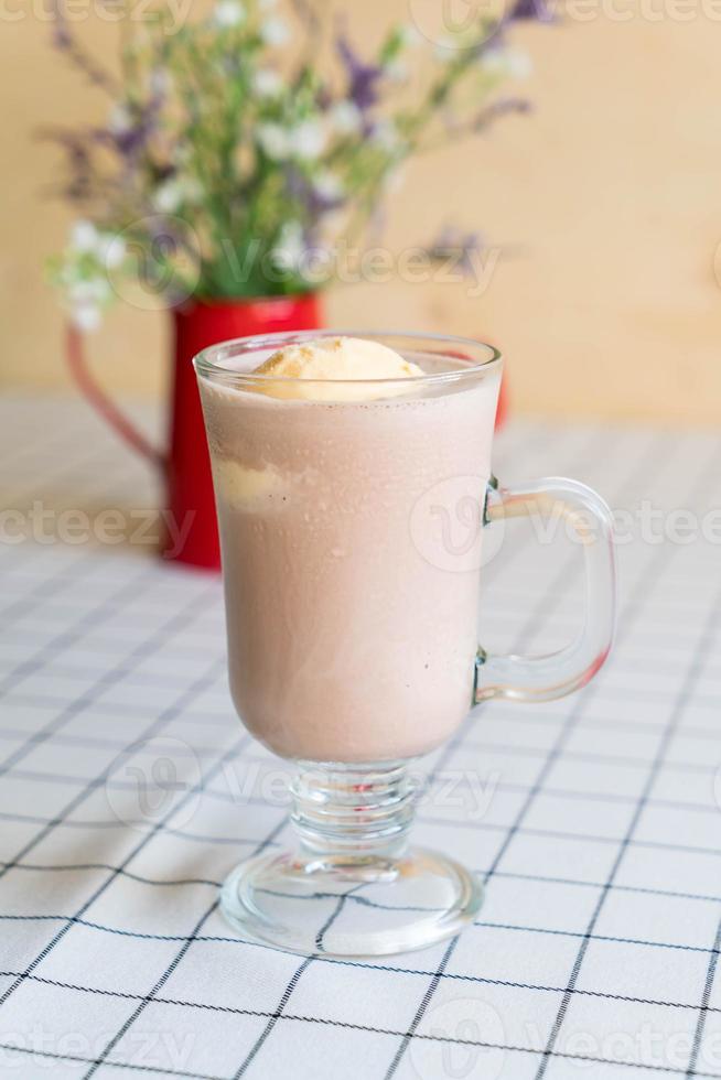 frappe al cioccolato con gelato alla vaniglia sopra foto