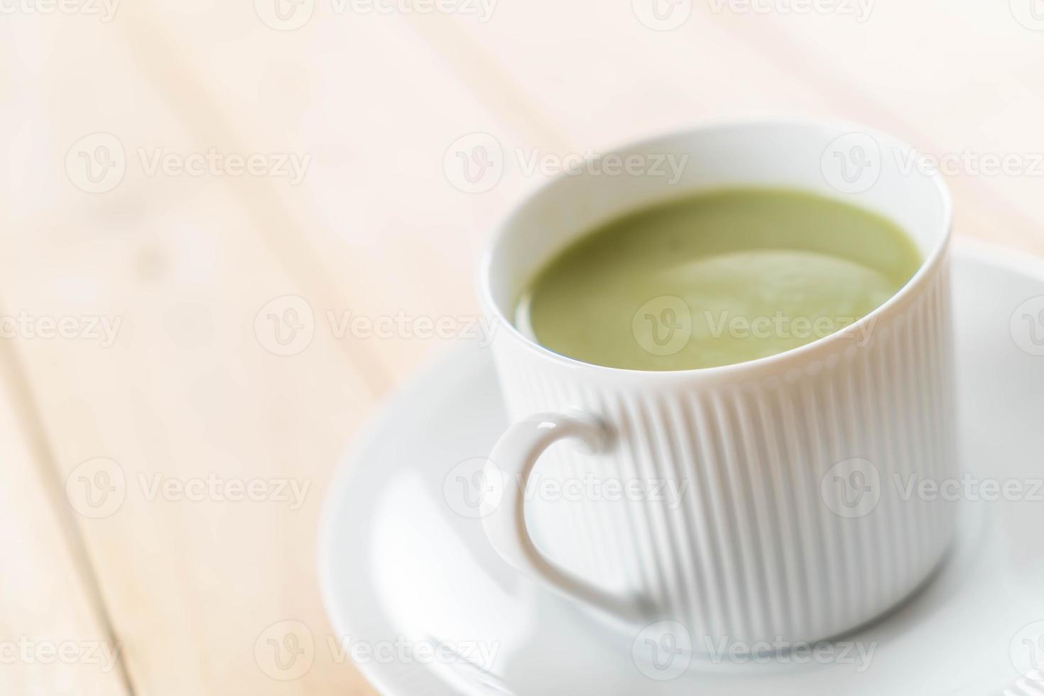 una tazza di tè verde matcha latte foto