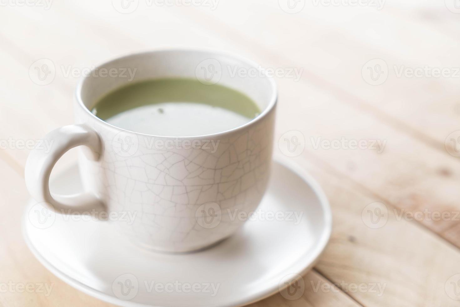 una tazza di tè verde matcha latte foto