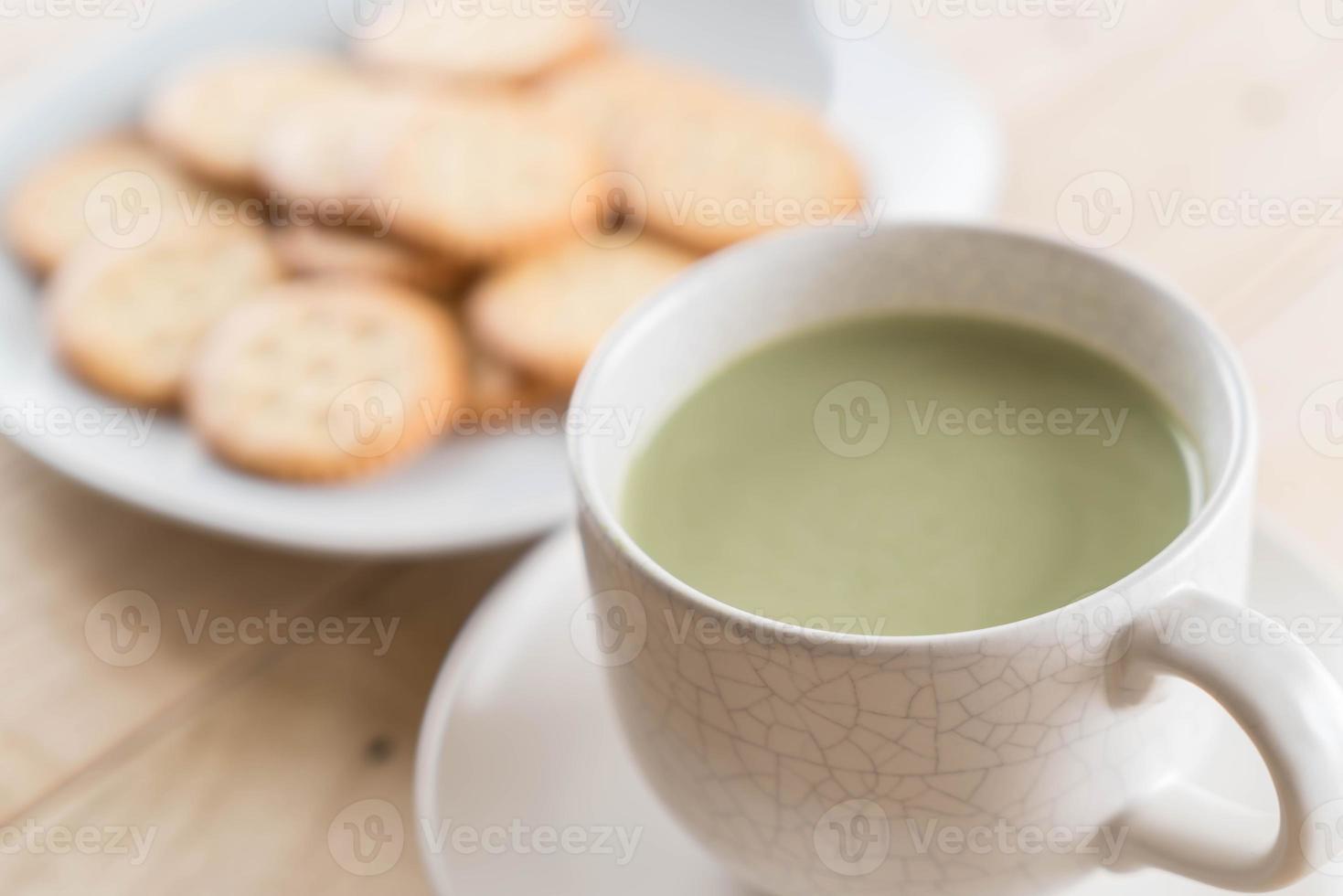 una tazza di tè verde matcha latte foto