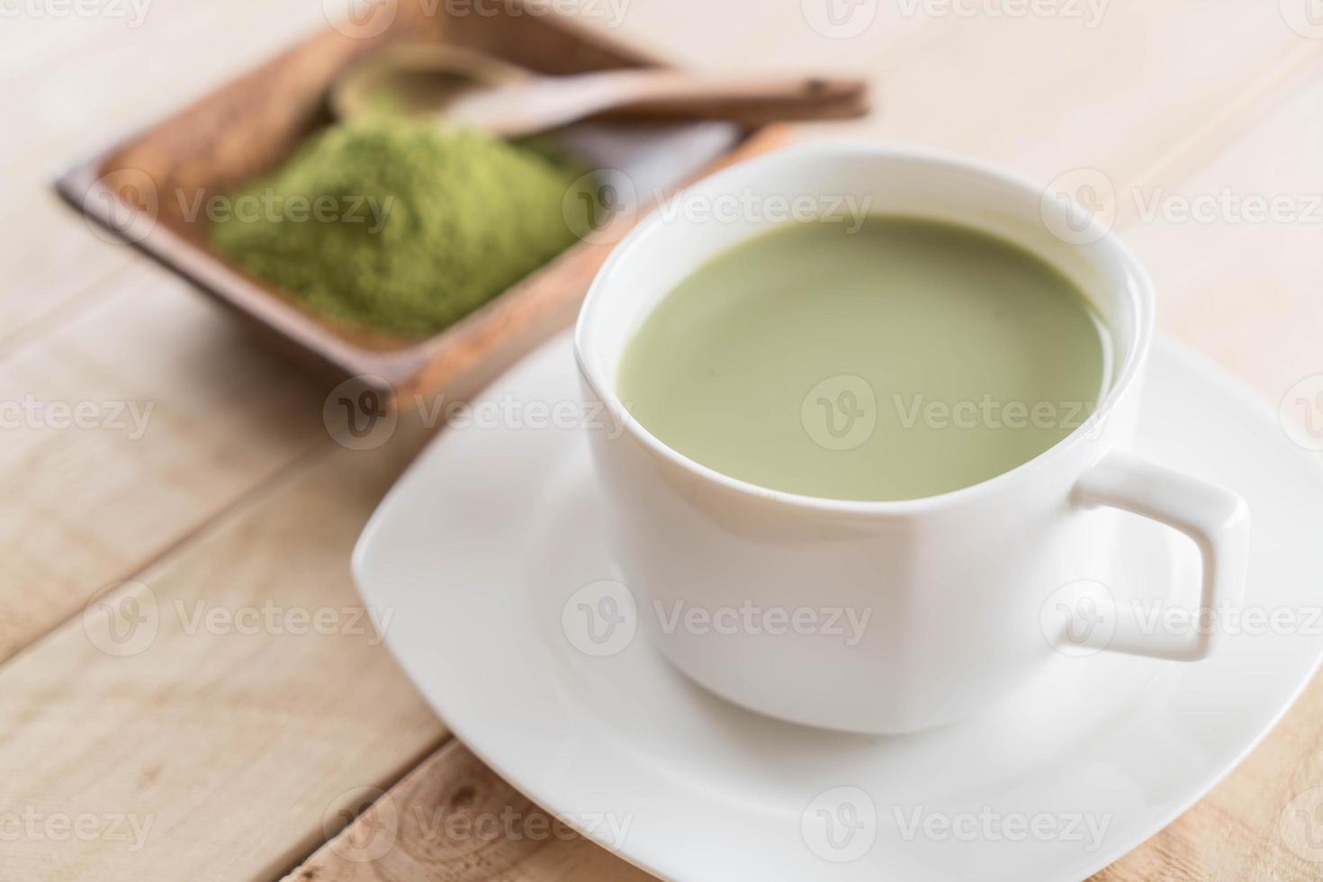 una tazza di tè verde matcha latte foto