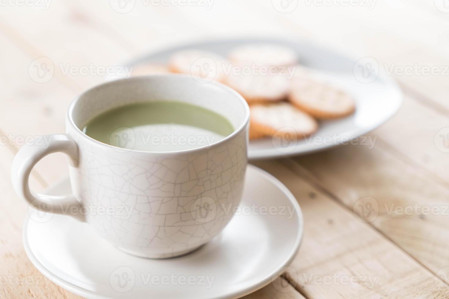 una tazza di tè verde matcha latte foto