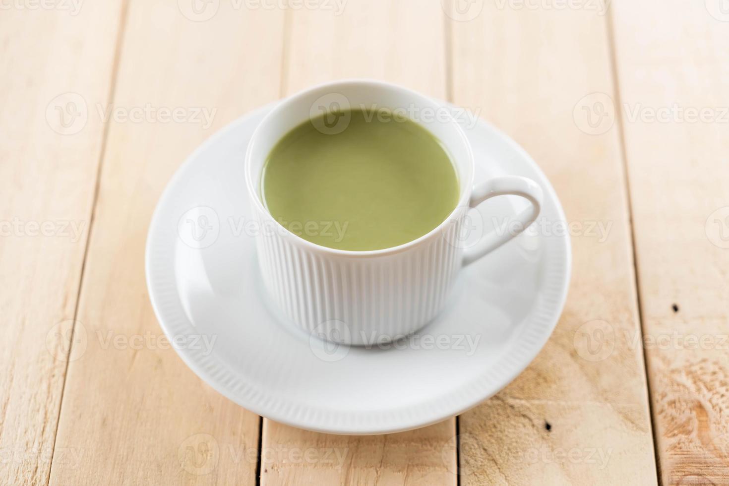 una tazza di tè verde matcha latte foto