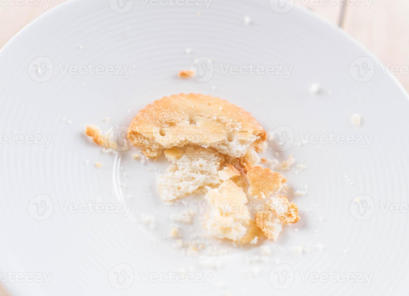 cracker o biscotti su piatto bianco foto