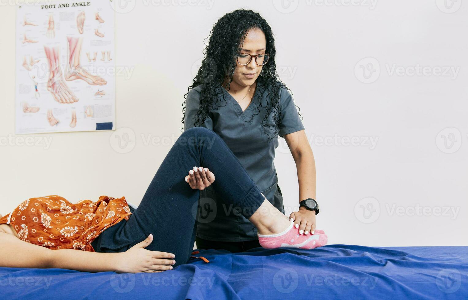 lavoratore nel moderno fisioterapia assistere femmina paziente, professionale fisioterapista assistere paziente nel gamba riabilitazione, moderno gamba reinserimento fisioterapia foto