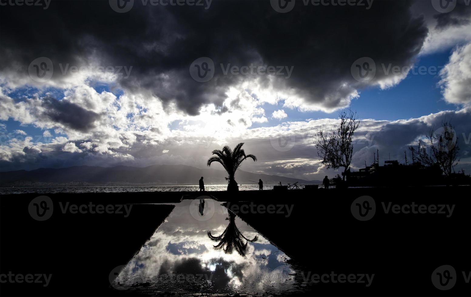 vista mare e una sagoma di uomo sull'acqua foto